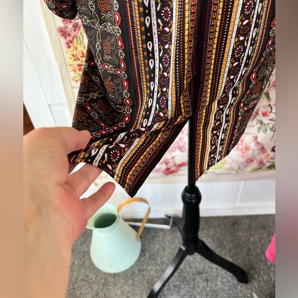 Women’s size PL/G jersey tunic. 3/4 sleeves good condition. Black, red, gold - Picture 5 of 5